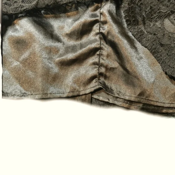 NWOT, black lace skirt by Chinese Laundry, unique back zipper, pristine! - Picture 4 of 7